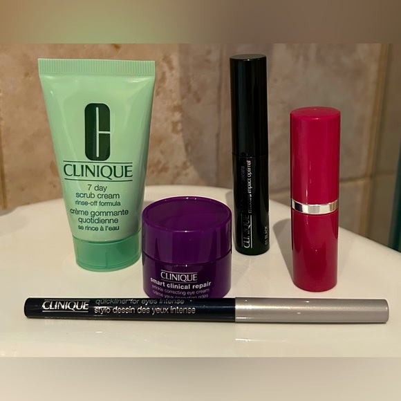 CLINIQUE BUNDLE 5 Clinique products and Includes FREE cosmetic bag. - Picture 3 of 3